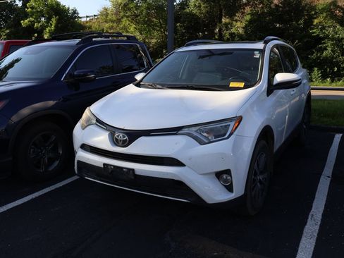 Used 2018 Toyota RAV4 XLE AWD/4WD image 3