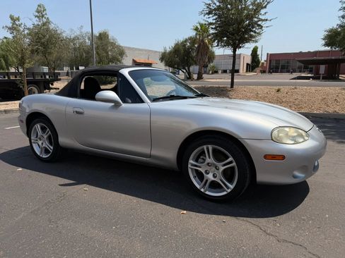 Used 2005 MAZDA MX-5 Miata LS RWD image 24