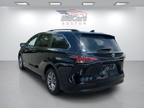 Used 2021 Toyota Sienna XLE w/ XLE Plus Package FWD image 6