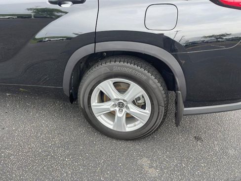 Used 2021 Toyota Highlander LE AWD/4WD image 5