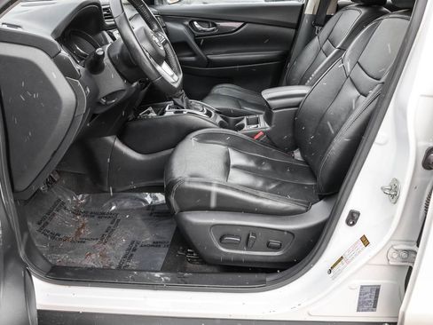 Used 2020 Nissan Rogue SL w/ Premium Package image 19