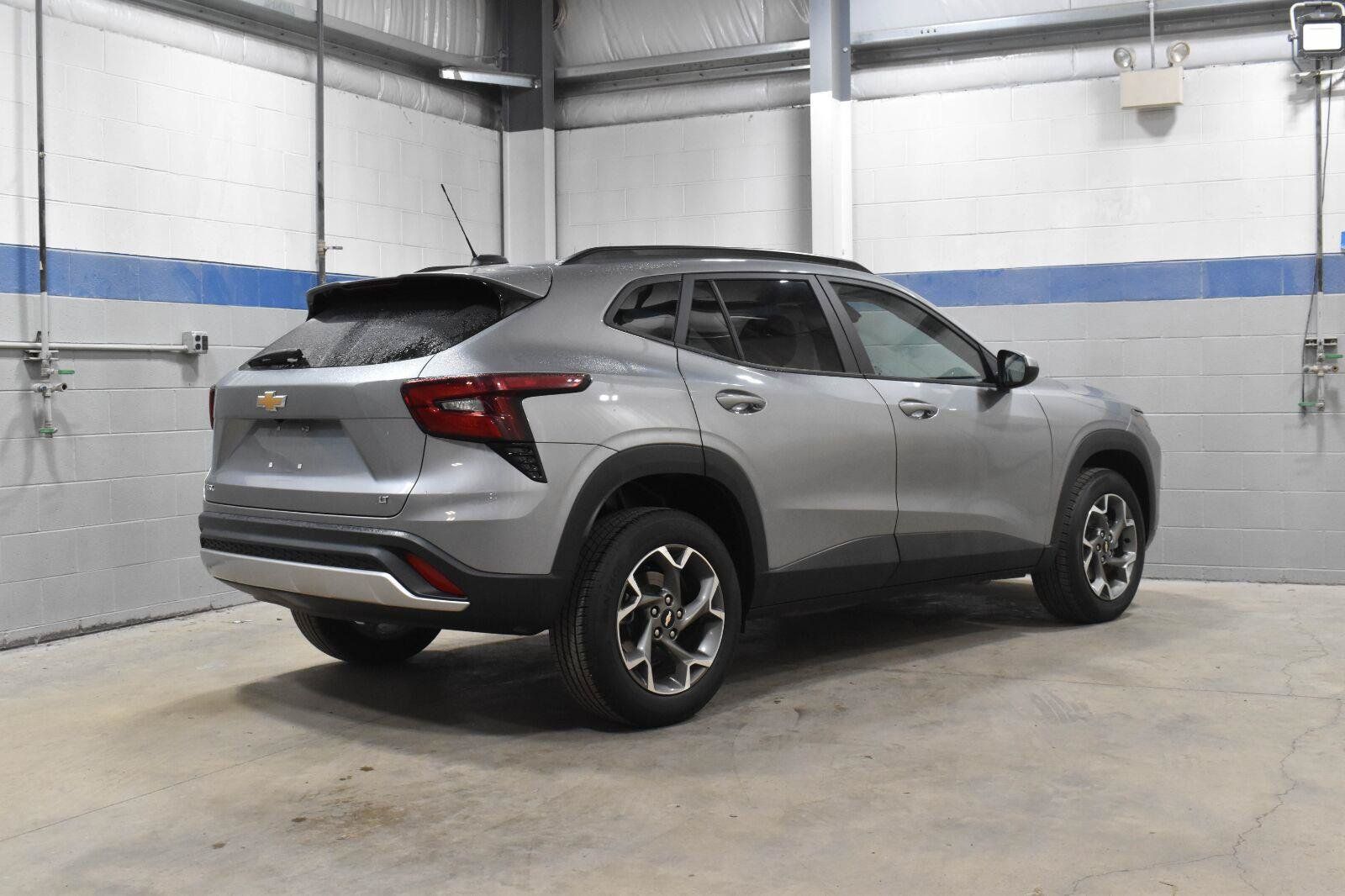 Used 2025 Chevrolet Trax LT FWD image 24