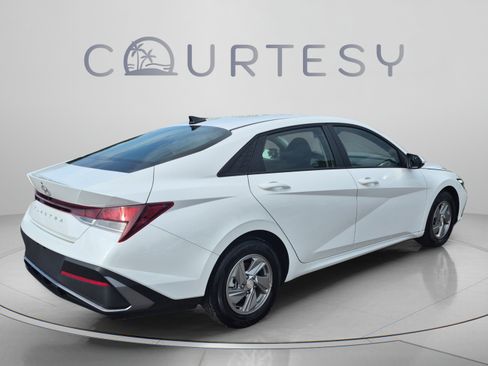 Certified 2025 Hyundai Elantra SE FWD image 5