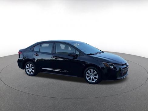 Used 2023 Toyota Corolla LE image 2