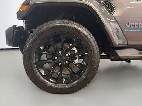 Used 2025 Jeep Wrangler Unlimited Sahara image 29