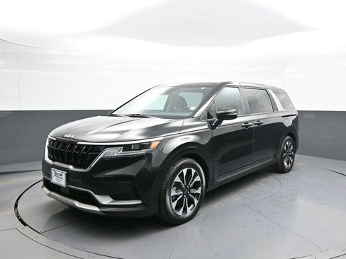 Used 2023 Kia Carnival EX image 1