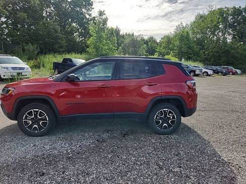Used 2025 Jeep Compass Trailhawk AWD/4WD image 4