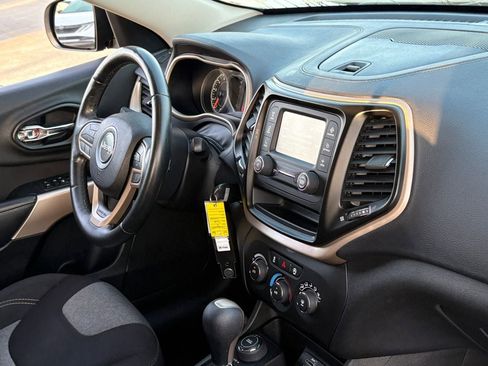 Used 2018 Jeep Cherokee Latitude w/ Altitude Package image 38