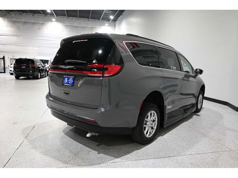 Used 2022 Chrysler Pacifica Touring-L FWD image 6