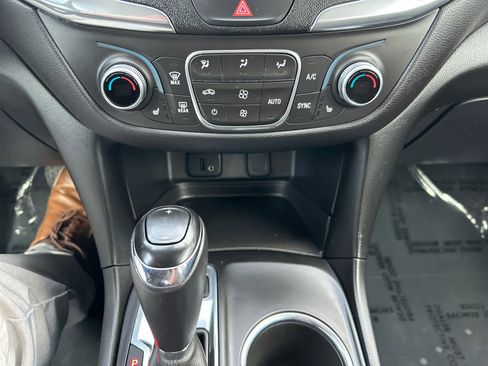 Used 2018 Chevrolet Equinox LT image 19