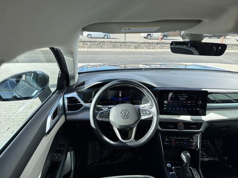 Certified 2025 Volkswagen Taos SE image 16