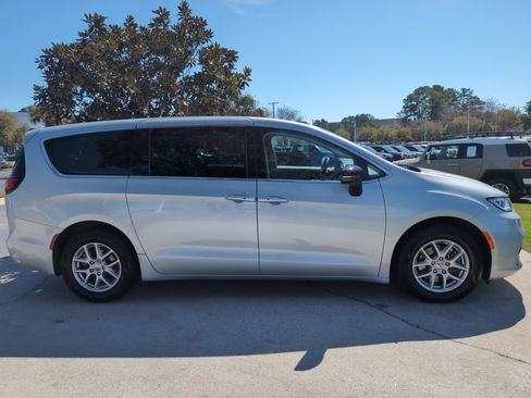 Used 2024 Chrysler Pacifica Touring-L image 11