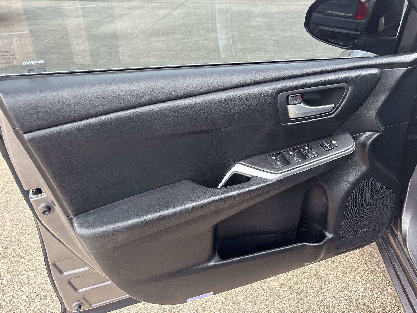 Used 2015 Toyota Camry SE FWD image 23