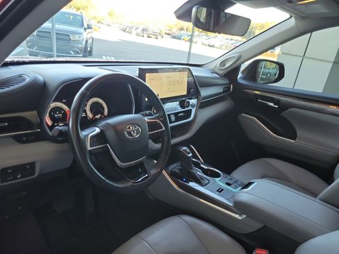 Used 2023 Toyota Highlander Limited image 12