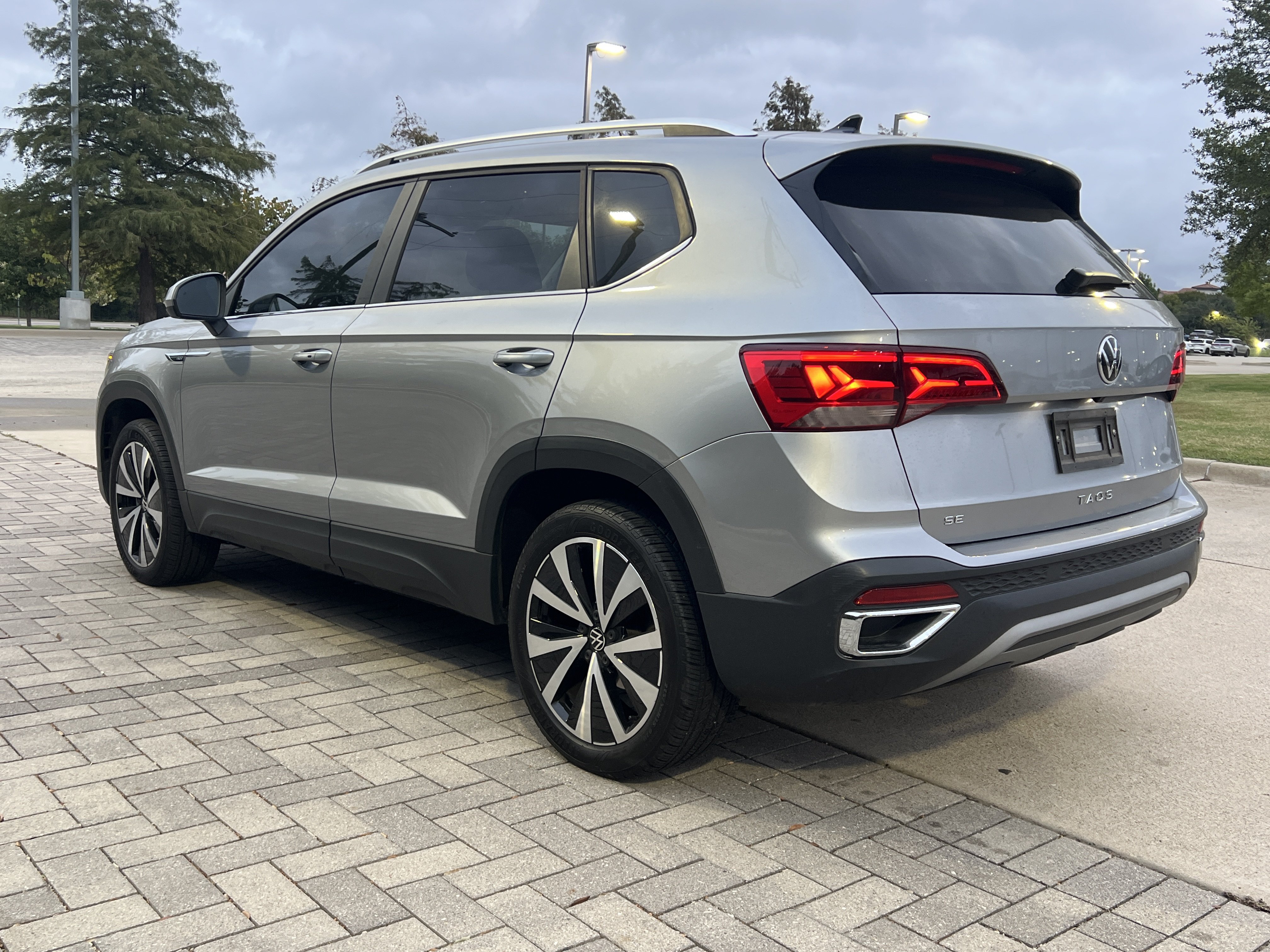 Used 2023 Volkswagen Taos SE w/ Panoramic Sunroof Package FWD image 7