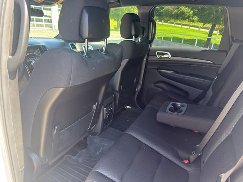 Used 2020 Jeep Grand Cherokee Laredo AWD/4WD image 12