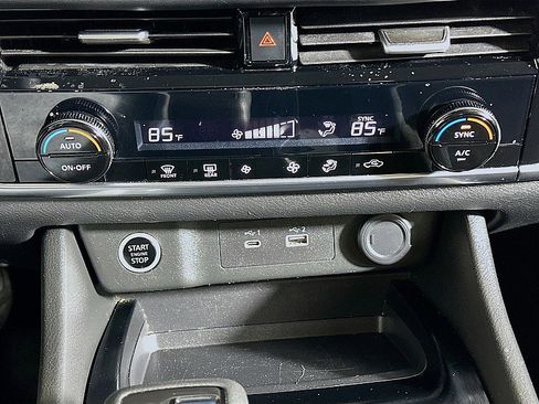 Used 2021 Nissan Rogue SV image 16