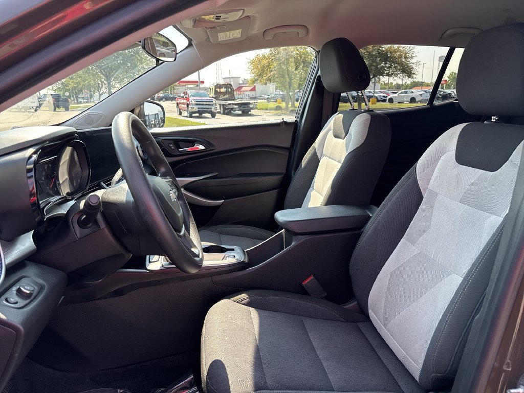 Used 2024 Chevrolet Trax LS w/ LS Convenience Package FWD image 19