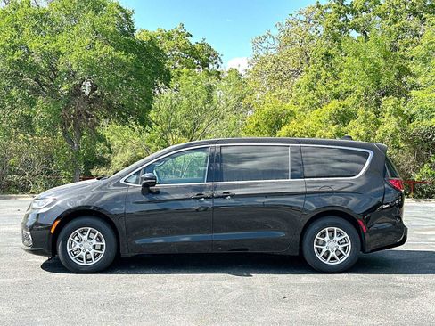 New 2026 Chrysler Pacifica Select FWD image 12