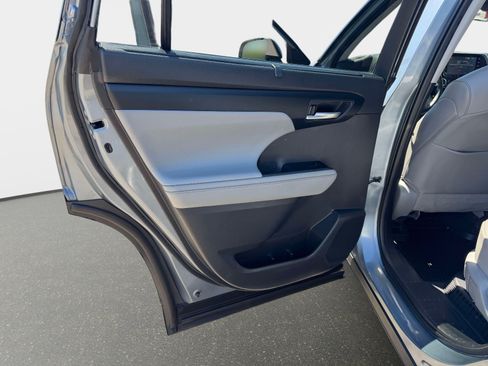 Certified 2020 Toyota Highlander XLE AWD/4WD image 19
