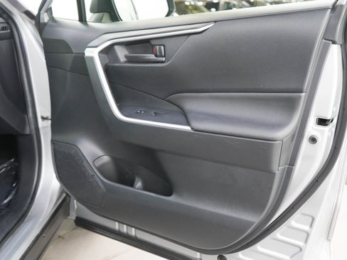 Used 2019 Toyota RAV4 LE w/ Carpet Mat Package AWD/4WD image 9