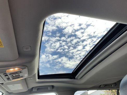 Used 2024 Toyota Highlander XLE image 28