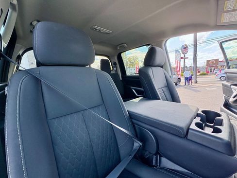 Used 2018 Nissan Titan SV image 35