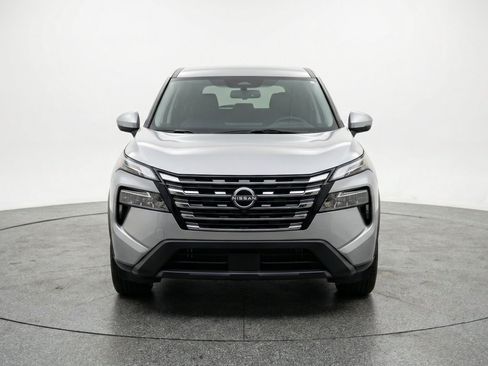 Used 2025 Nissan Rogue SV FWD image 2