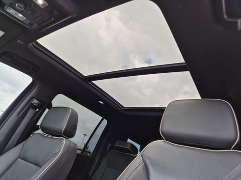 Used 2022 Chevrolet Suburban Premier image 18