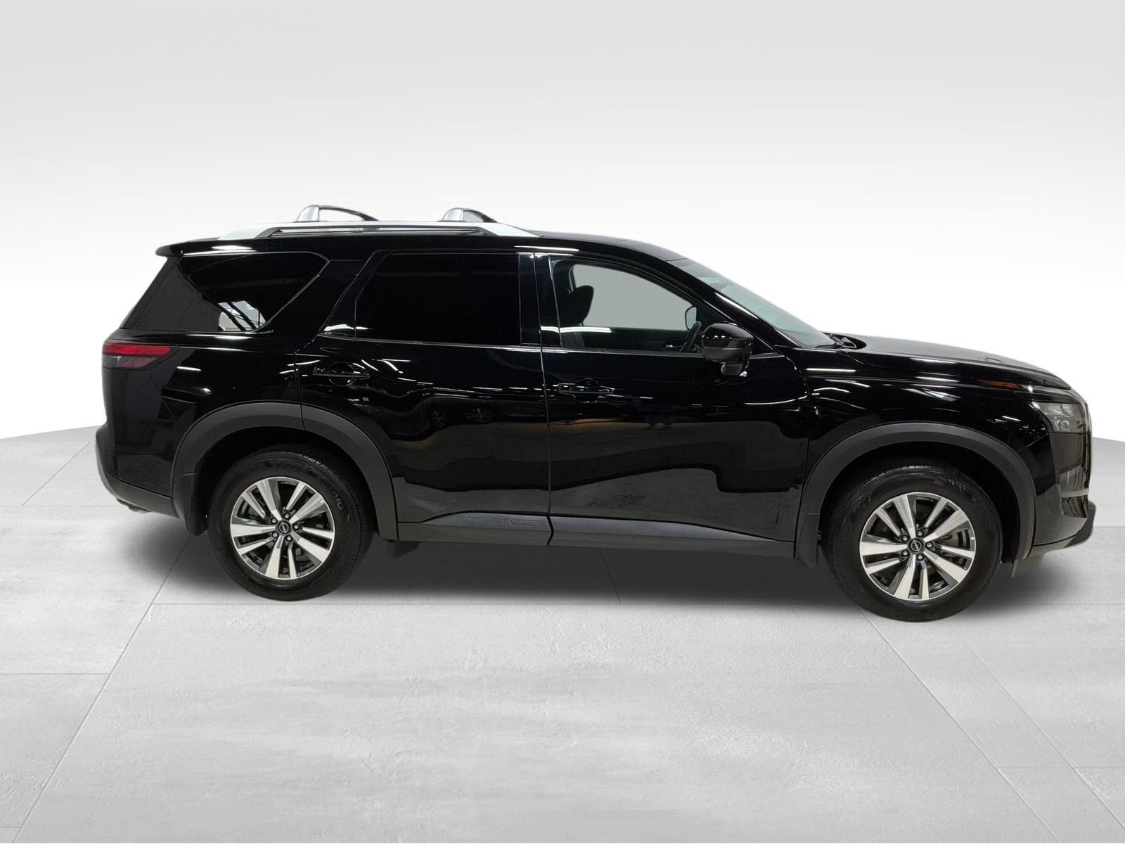 Used 2025 Nissan Pathfinder SL AWD/4WD image 3