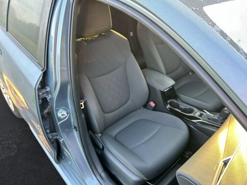 Used 2022 Toyota Corolla LE FWD image 29