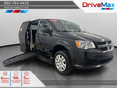 Used 2018 Dodge Grand Caravan SE FWD image 1