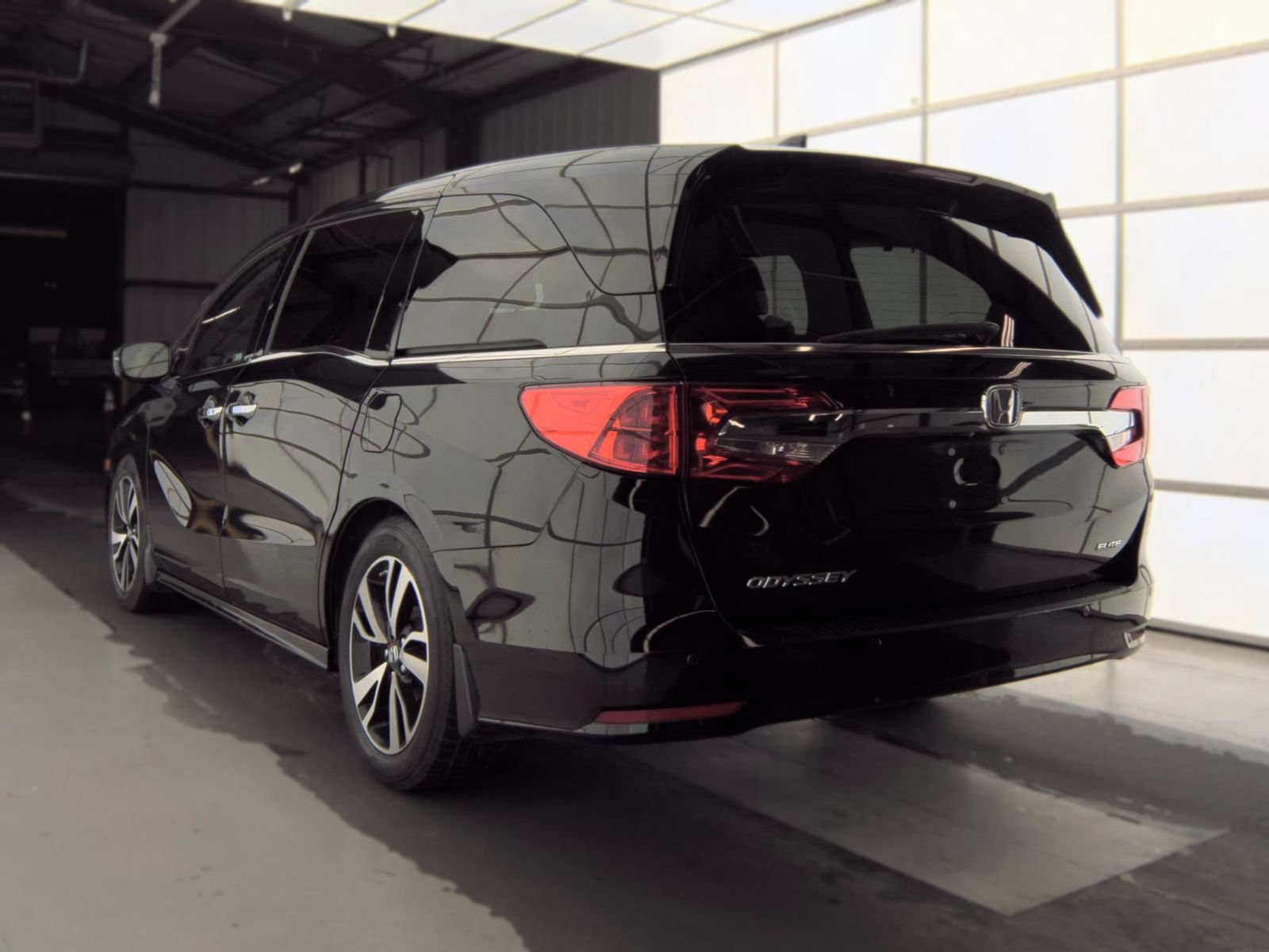 Used 2019 Honda Odyssey Elite image 2