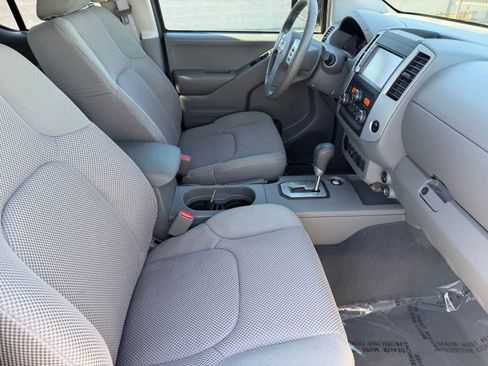 Certified 2020 Nissan Frontier SV w/ Midnight Edition Floor Mats RWD image 11