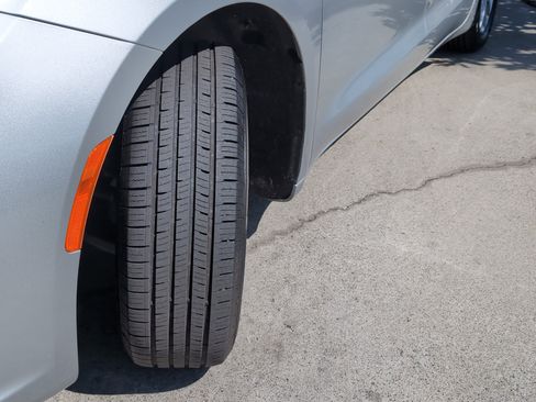 Used 2024 Chrysler Pacifica Touring-L image 12