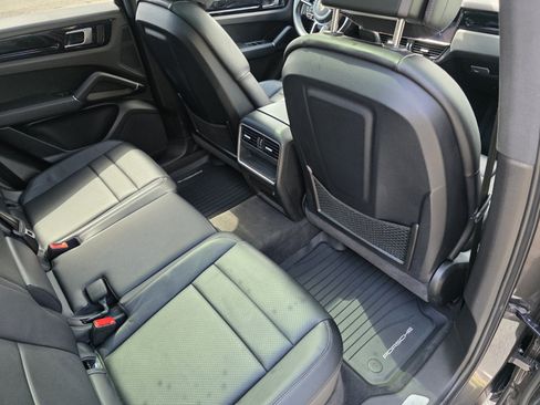 Used 2022 Porsche Cayenne AWD/4WD image 25