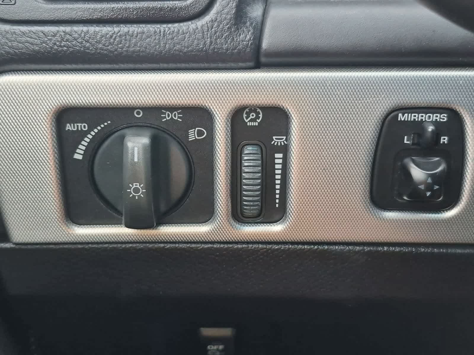 Used 2005 Ford Thunderbird RWD image 25