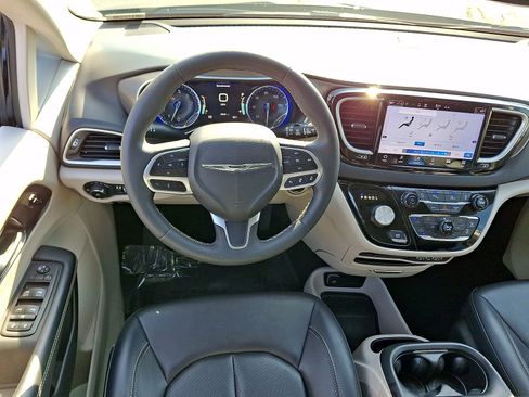 Used 2024 Chrysler Pacifica Touring-L FWD image 21