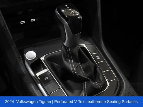 Used 2024 Volkswagen Tiguan SE AWD/4WD image 25