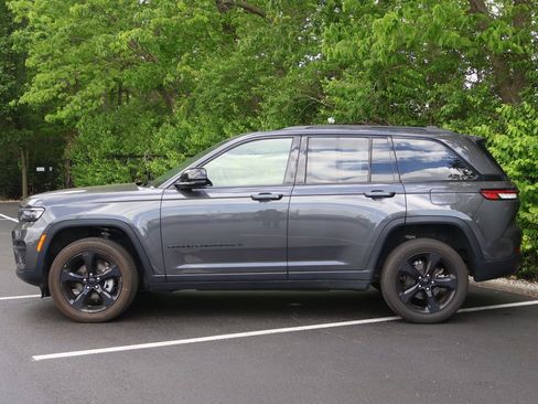 Used 2023 Jeep Grand Cherokee Altitude AWD/4WD image 4