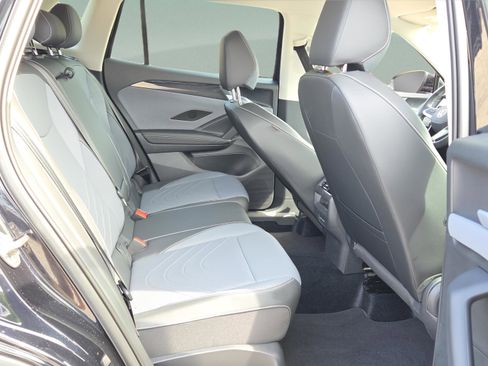 Used 2025 Volkswagen Tiguan SE image 22