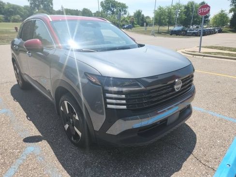 Used 2025 Nissan Kicks SR w/ SR Premium Package AWD/4WD image 1