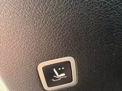 Used 2023 Chrysler Pacifica Touring-L FWD image 19