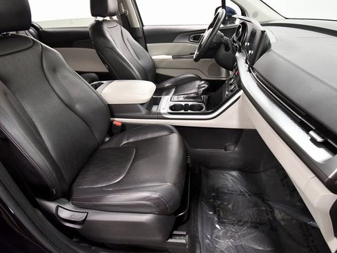 Certified 2024 Kia Carnival LX image 19