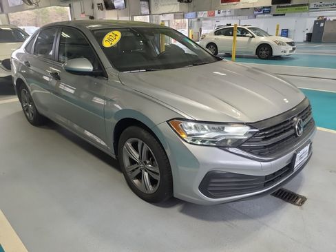 Used 2024 Volkswagen Jetta SE FWD image 4
