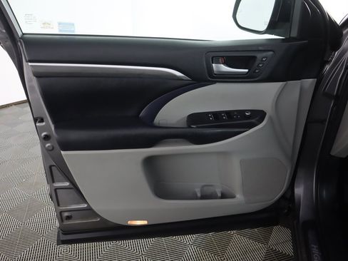 Used 2018 Toyota Highlander Limited image 25