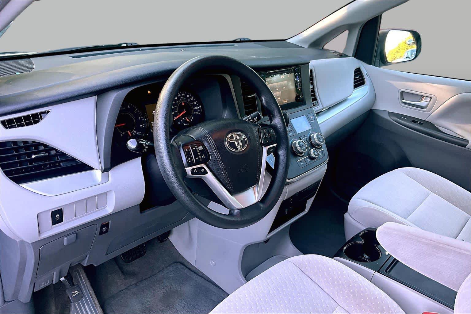 Certified 2017 Toyota Sienna LE FWD image 16