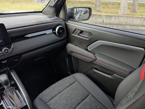 Used 2025 Chevrolet Colorado Z71 w/ Technology Package image 18