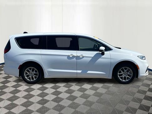 Used 2023 Chrysler Pacifica Touring-L FWD image 6