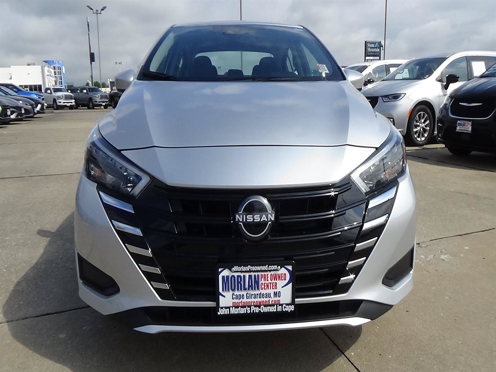 Used 2025 Nissan Versa SV FWD image 3